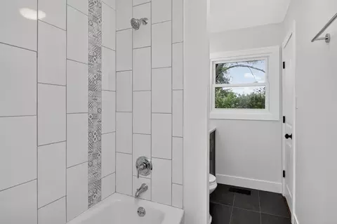 Bath - 730 Hillcrest Blvd, Hoffman Estates, IL 60169 photo 2 of 4