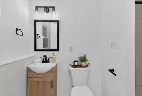 Bath - 730 Hillcrest Blvd, Hoffman Estates, IL 60169 photo 3 of 4