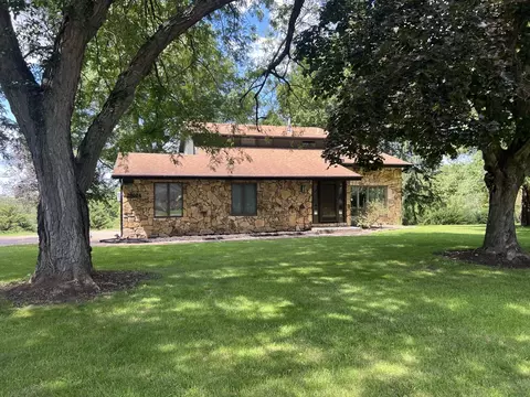 28024 230th St, Leclaire, IA 52753