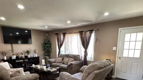 Living - 6908 Townsend Blvd, Plainfield, IL 60586 photo 1 of 2