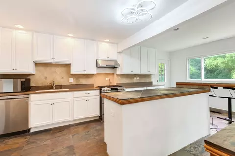 Kitchen - 4425 Thornbark Ct, Hoffman Estates, IL 60192 photo 1 of 3