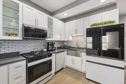 231 E 59th St #1, Chicago, IL 60637