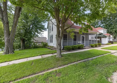 Exterior - 916 7th St, Fulton, IL 61252 photo 2 of 8