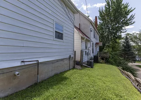 Exterior - 916 7th St, Fulton, IL 61252 photo 7 of 8
