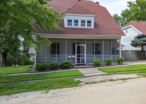 Exterior - 916 7th St, Fulton, IL 61252 photo 3 of 8