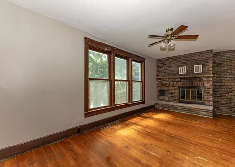 Living - 916 7th St, Fulton, IL 61252 photo 1 of 5