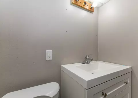 Bath - 916 7th St, Fulton, IL 61252 photo 3 of 4