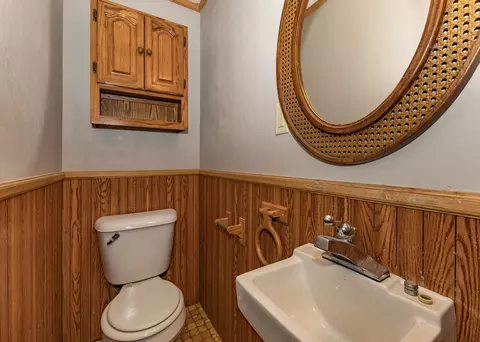 Bath - 916 7th St, Fulton, IL 61252 photo 1 of 4