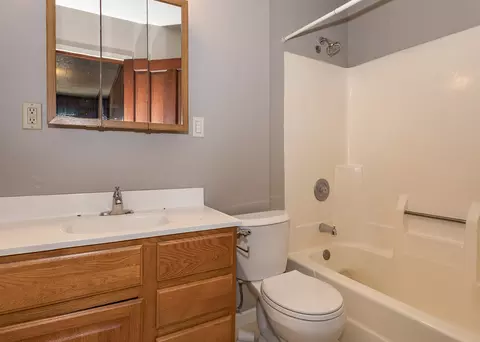 Bath - 916 7th St, Fulton, IL 61252 photo 2 of 4