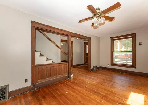 Living - 916 7th St, Fulton, IL 61252 photo 3 of 5