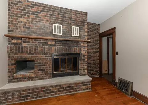 Living - 916 7th St, Fulton, IL 61252 photo 2 of 5