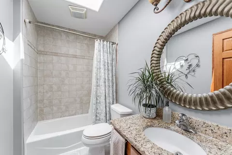 Bath - 5207 Warren Ave, Hillside, IL 60162 photo 3 of 5