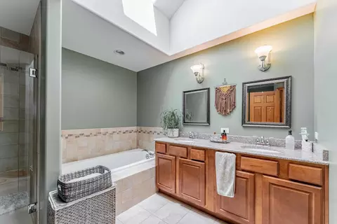 Bath - 5207 Warren Ave, Hillside, IL 60162 photo 1 of 5