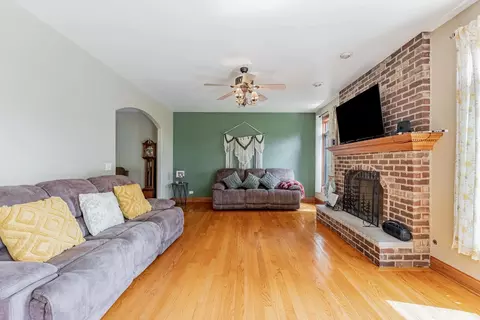 Living - 5207 Warren Ave, Hillside, IL 60162 photo 2 of 3