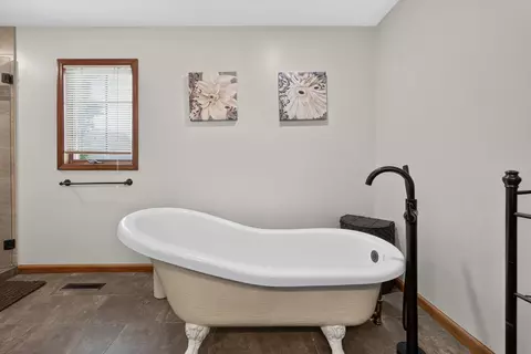 Bath - 505 Wellesley Dr, Normal, IL 61761 photo 5 of 10