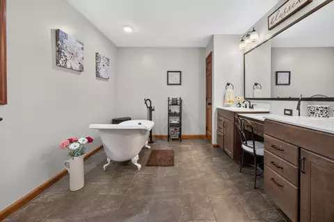 Bath - 505 Wellesley Dr, Normal, IL 61761 photo 3 of 10