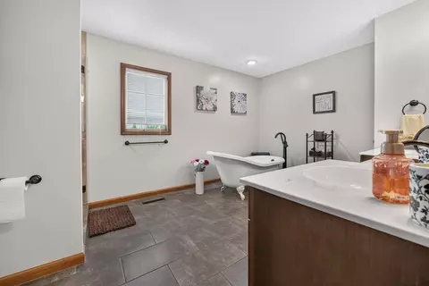 Bath - 505 Wellesley Dr, Normal, IL 61761 photo 2 of 10