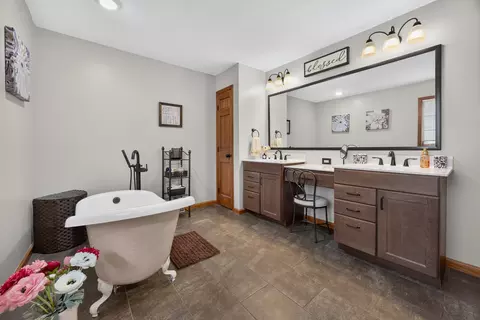 Bath - 505 Wellesley Dr, Normal, IL 61761 photo 7 of 10