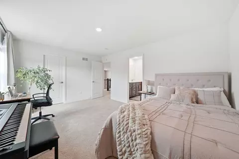 Bedroom - 3589 Emerald Rd, Elgin, IL 60124 photo 4 of 6