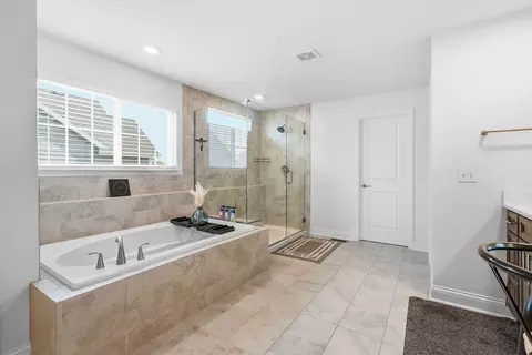 Bath - 3589 Emerald Rd, Elgin, IL 60124 photo 2 of 4