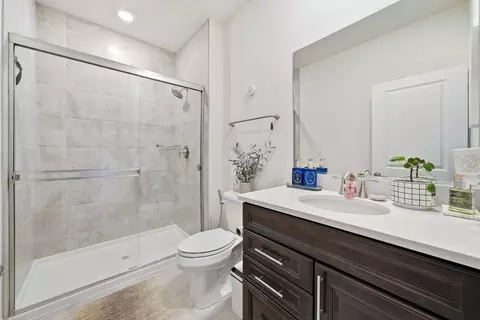 Bath - 3589 Emerald Rd, Elgin, IL 60124 photo 4 of 4