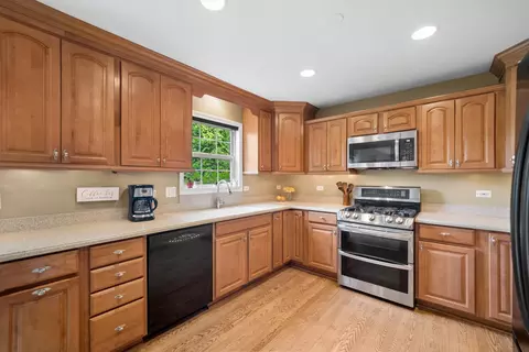 Kitchen - 2105 Bent Tree Dr, Geneva, IL 60134 photo 2 of 2