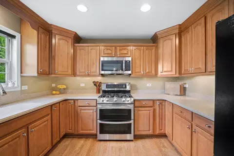 Kitchen - 2105 Bent Tree Dr, Geneva, IL 60134 photo 1 of 2