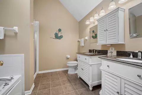 Bath - 2105 Bent Tree Dr, Geneva, IL 60134 photo 2 of 4