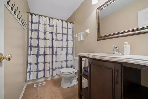 Bath - 2105 Bent Tree Dr, Geneva, IL 60134 photo 3 of 4