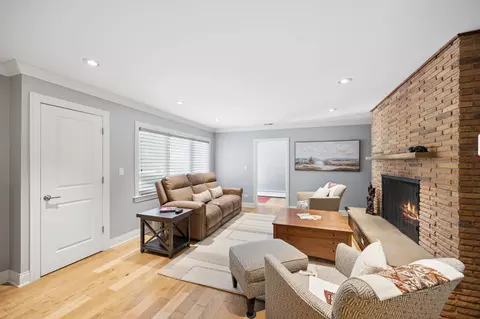 Living - 2865 Leanne Ct, Northbrook, IL 60062 photo 1 of 2