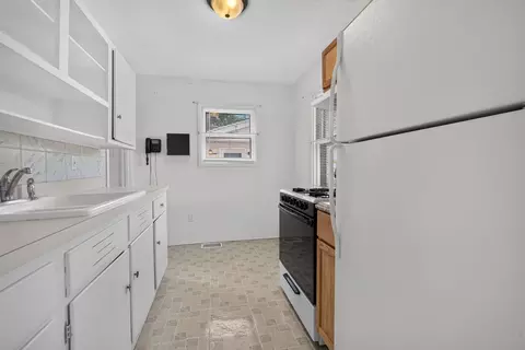 Kitchen - 1814 Inner Circle Dr, Crest Hill, IL 60403 photo 4 of 6