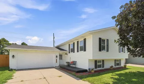2817 High Point Dr, Davenport, IA 52806