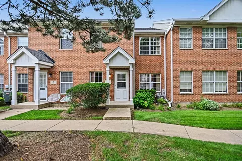 3 4 Seasons Ct, Elmhurst, IL 60126
