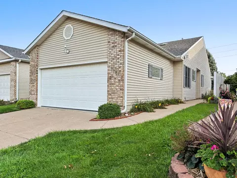 3981 Prairie Ln, Bettendorf, IA 52722