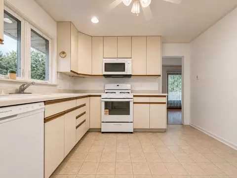Kitchen - 124 Harlem Ave, Glenview, IL 60025 photo 1 of 2