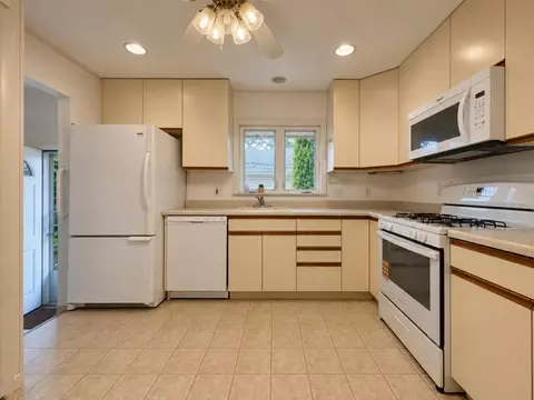 Kitchen - 124 Harlem Ave, Glenview, IL 60025 photo 2 of 2