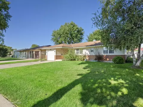 6 Ridgewood Rd, Elk Grove Village, IL 60007