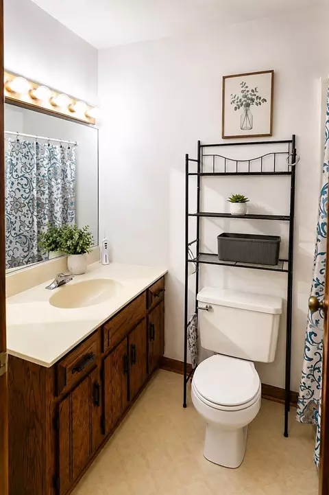 Bath - 705 Edgelawn Dr, Plano, IL 60545 photo 2 of 2
