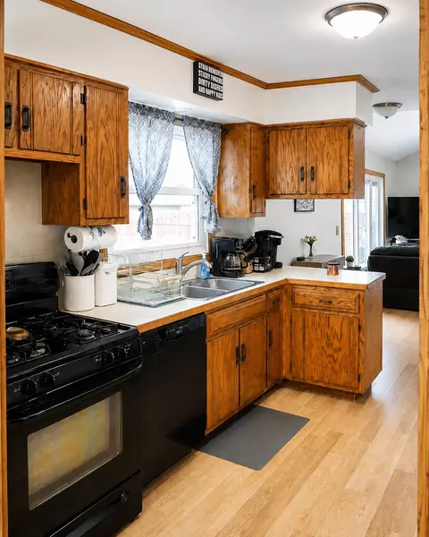 Kitchen - 705 Edgelawn Dr, Plano, IL 60545 photo 1 of 3