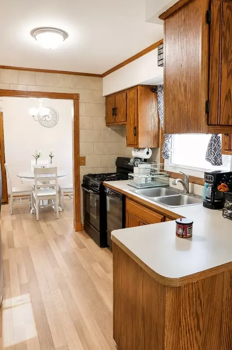 Kitchen - 705 Edgelawn Dr, Plano, IL 60545 photo 3 of 3