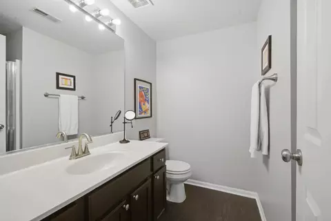 Bath - 2017 Jeffrey Ln #2017, Elgin, IL 60123 photo 4 of 4