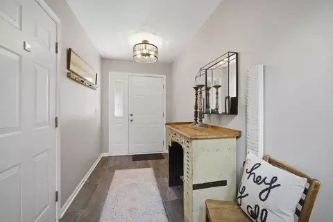 Entry Way - 2017 Jeffrey Ln #2017, Elgin, IL 60123 photo 2 of 2