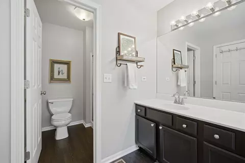 Bath - 2017 Jeffrey Ln #2017, Elgin, IL 60123 photo 2 of 4
