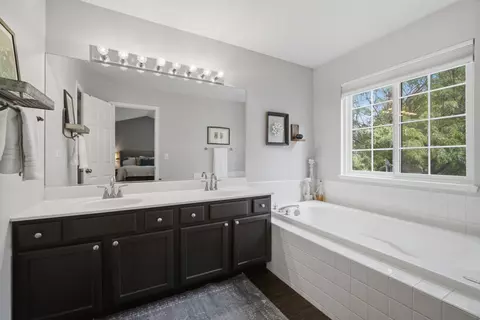 Bath - 2017 Jeffrey Ln #2017, Elgin, IL 60123 photo 1 of 4
