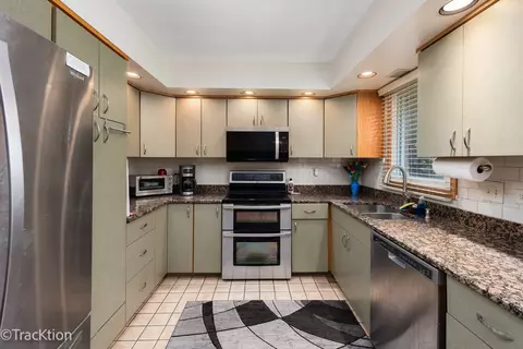 Kitchen - 9 S434 Allison Ct, Willowbrook, IL 60527 photo 2 of 2