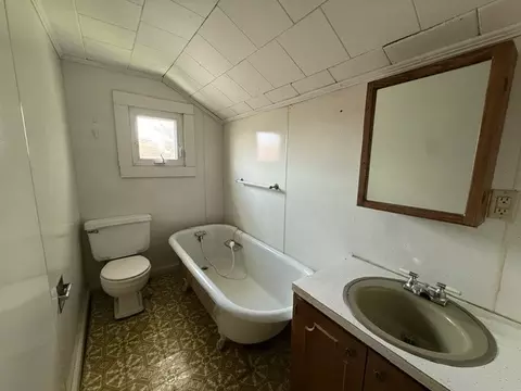 Bath - 805 S 14th St, Herrin, IL 62948 photo 3 of 3
