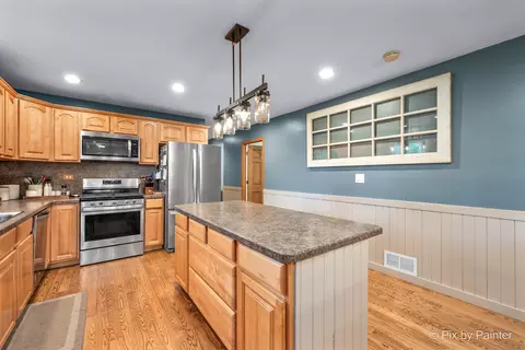 Kitchen - 2116 N Pebble Dr, Mchenry, IL 60051 photo 4 of 4