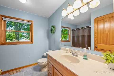 Bath - 2116 N Pebble Dr, Mchenry, IL 60051 photo 2 of 4