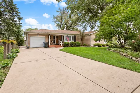 3 Hickory Grove Ct, Davenport, IA 52804