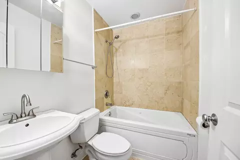 Bath - 841 E 52nd St #3, Chicago, IL 60615 photo 2 of 2